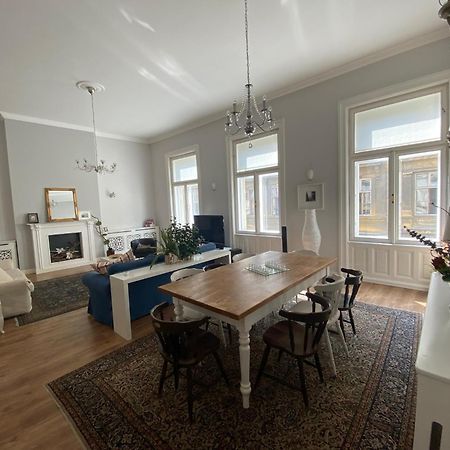 בודפשט Urban Haven - 3 Beds, 3 Baths, Free Parking, Near Central Market מראה חיצוני תמונה
