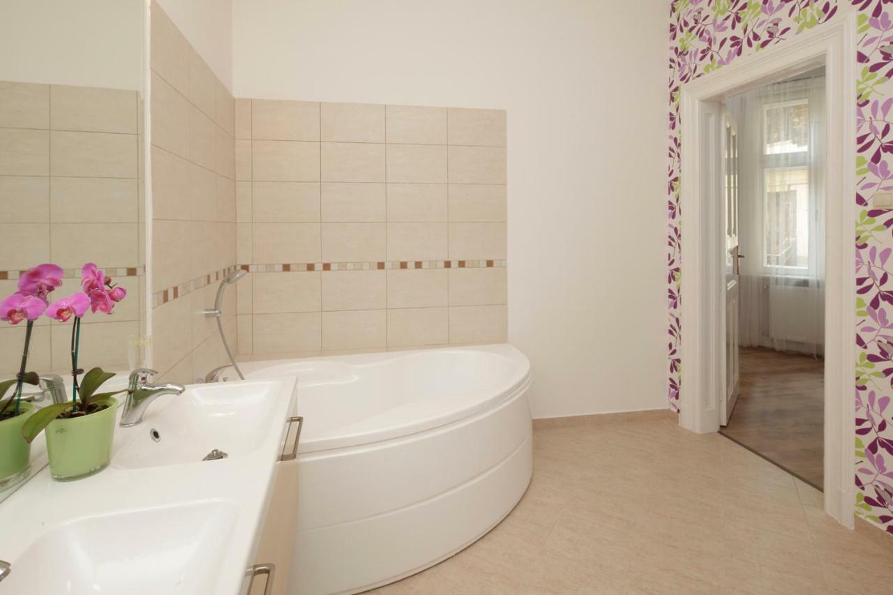 בודפשט Urban Haven - 3 Beds, 3 Baths, Free Parking, Near Central Market מראה חיצוני תמונה