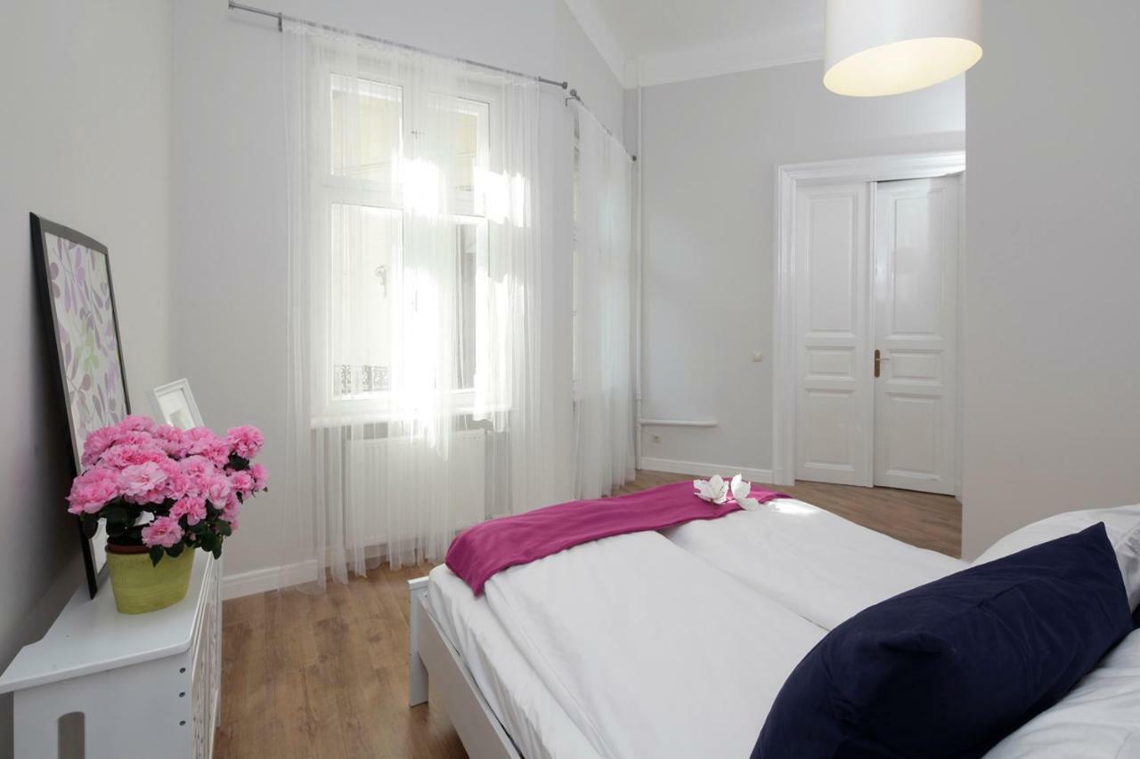 בודפשט Urban Haven - 3 Beds, 3 Baths, Free Parking, Near Central Market מראה חיצוני תמונה