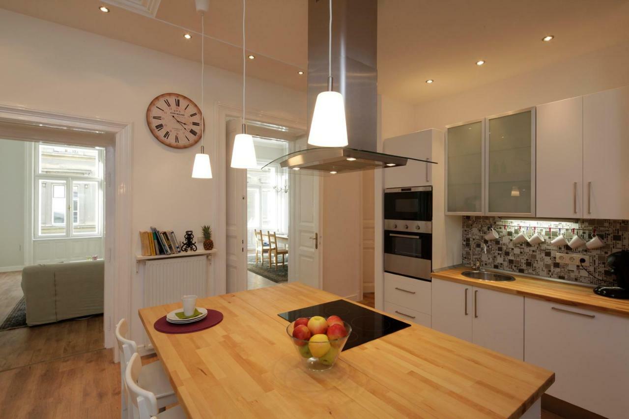 בודפשט Urban Haven - 3 Beds, 3 Baths, Free Parking, Near Central Market מראה חיצוני תמונה