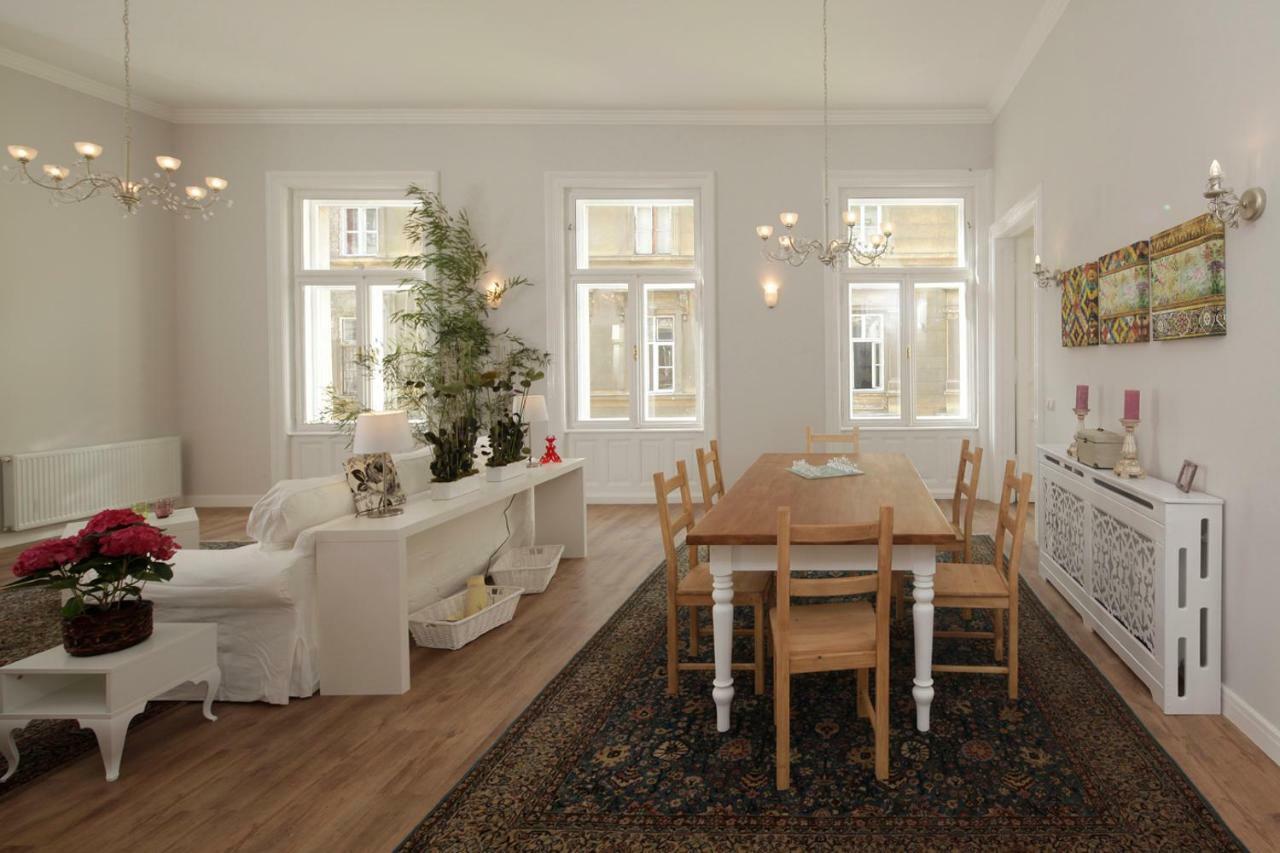 בודפשט Urban Haven - 3 Beds, 3 Baths, Free Parking, Near Central Market מראה חיצוני תמונה