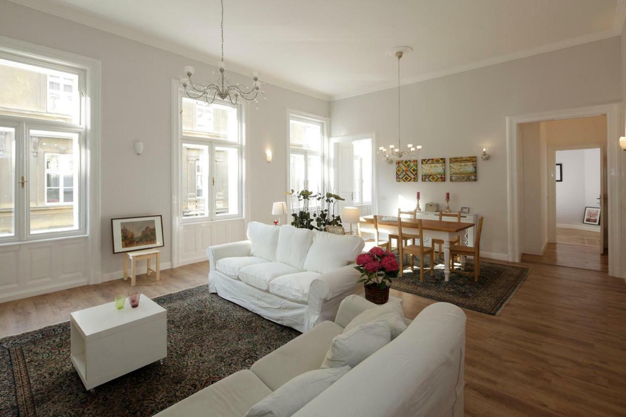 בודפשט Urban Haven - 3 Beds, 3 Baths, Free Parking, Near Central Market מראה חיצוני תמונה
