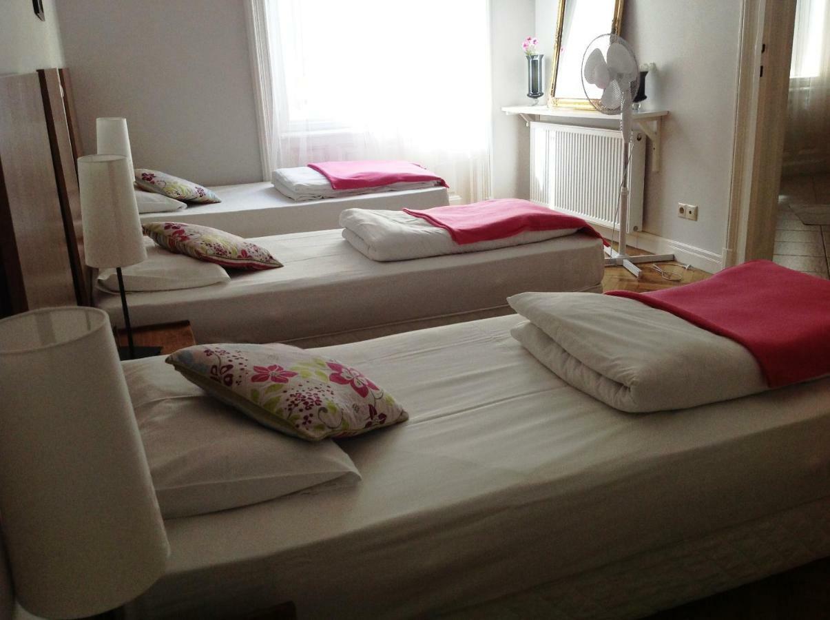 בודפשט Urban Haven - 3 Beds, 3 Baths, Free Parking, Near Central Market מראה חיצוני תמונה