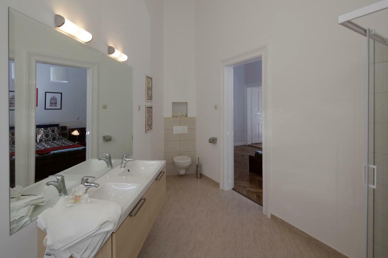 בודפשט Urban Haven - 3 Beds, 3 Baths, Free Parking, Near Central Market מראה חיצוני תמונה